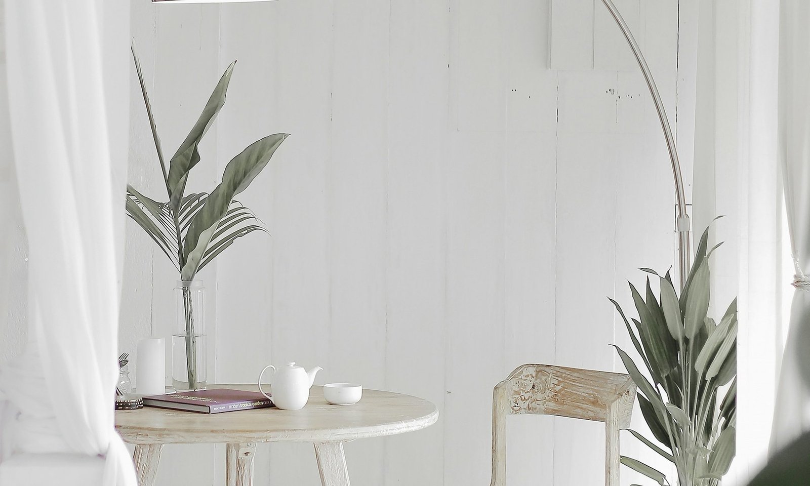 An arched dining nook in white plaster